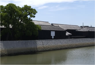 運河沿いの蔵